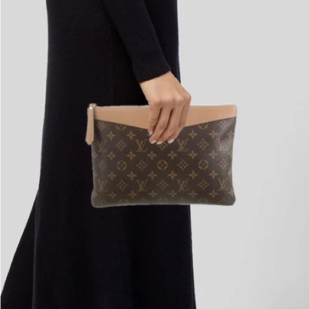 Brand new Louis Vuitton Daily Pouch Sesame Monogram